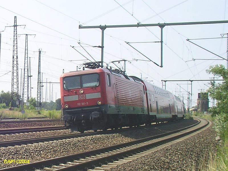 112181 fhrt mit dem RE4 nach Rathenow. Der Zug ist gerade in Lutherstadt Wittenberg abgefahren am 20.07.2004. 