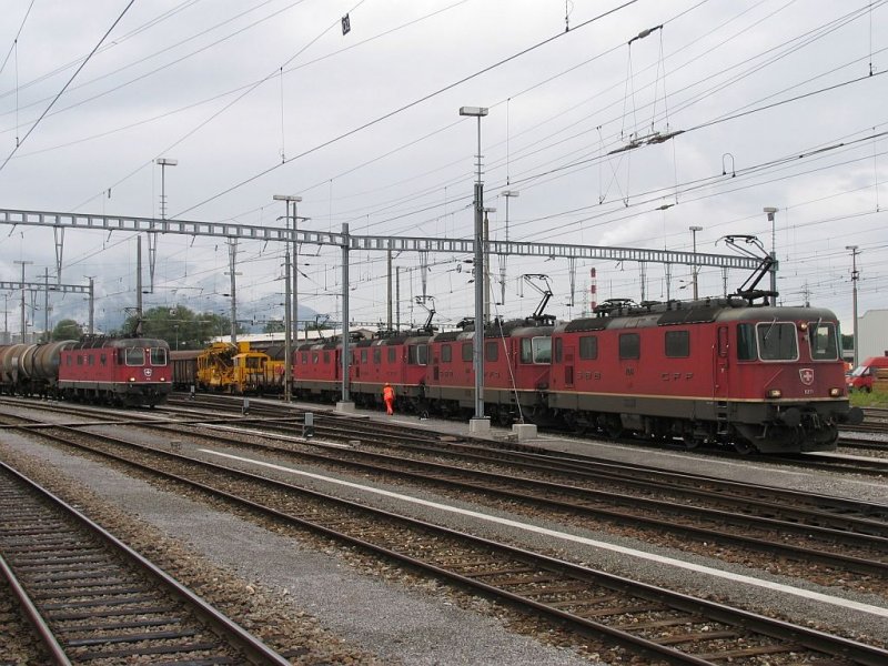 11278 und drei weitere Maschinen mit eine Gterzug auf Bahnhof Buchs am 20-8-2008.