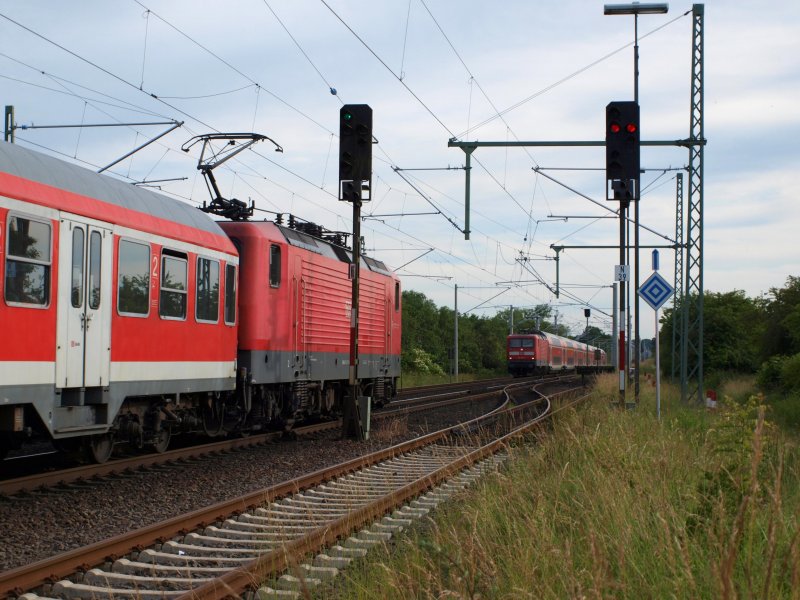 112er Geschwistertreffen am 17.06.09 in Bad Oldesloe. Links fhrt die RB 21329 nach Hamburg Hbf und rechts der RE 21428 nach Lbeck Hbf.