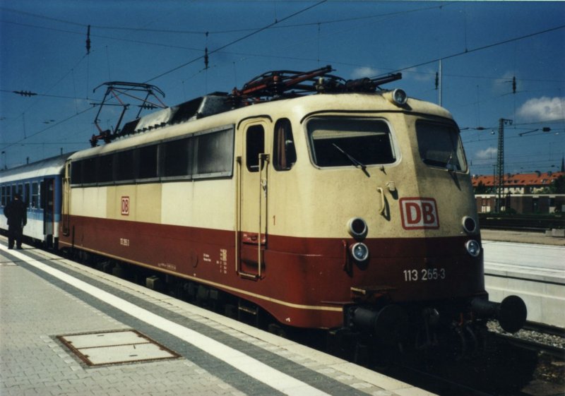 113 265 vor einem IR Kempten - Hof in Landshut Hbf Sommer 1997