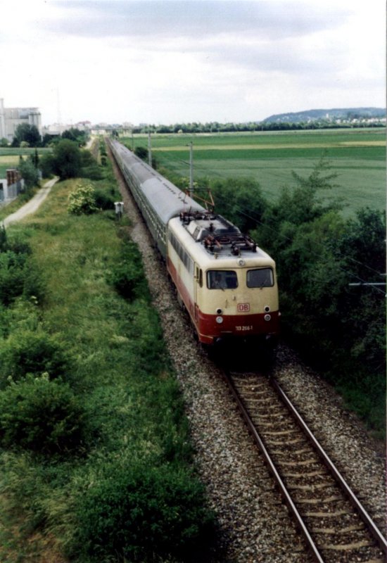 113 266 im Sommer 1997 vor einem Regionalzug auf der Strecke Landshut - Plattling kurz nach Landshut