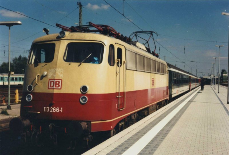 113 266 vor EC Prag - Mnchen in Landshut Hbf
Sommer 1997