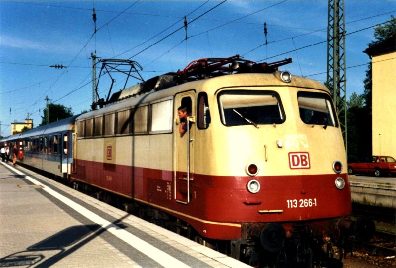 113 266 vor einem IR Hof - Obersdorf im Sommer 1997 in Landshut Hbf