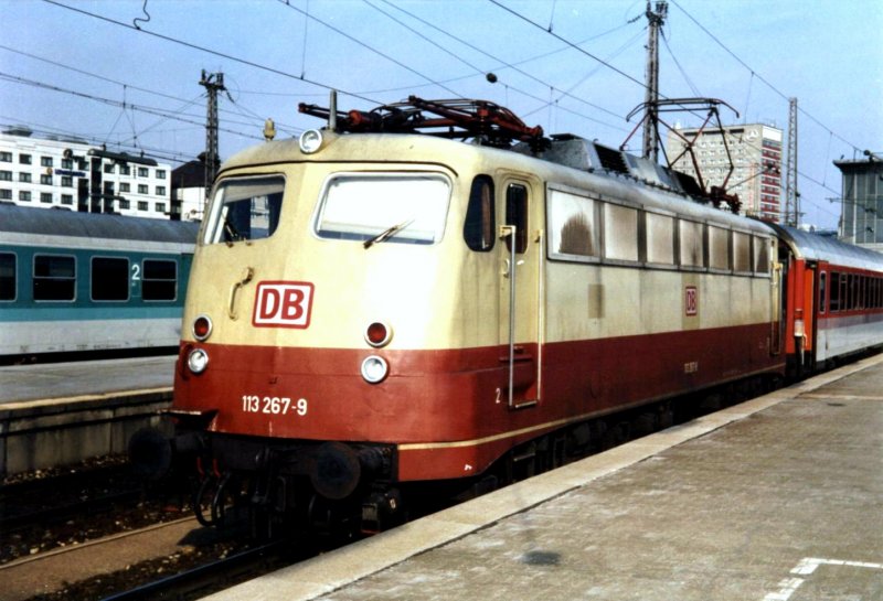 113 267 auf Gleis 25 im Mnchner Hauptbahnhof
Sommer 1997