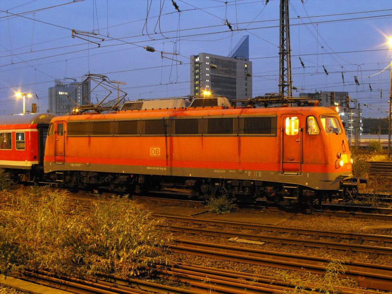 113 267 wird (mit pbz 1971 (Dessau-)Dortmund BBf-Frankfuhrt) in wenigen Minuten zur Weiterfahrt kommen, die �ber K�ln (dort wird im Bw Deutzerfeld umgespannt und evtl, die Zugreihung ge�ndert) und Bonn bis zum Ziel Frankfuhrt.