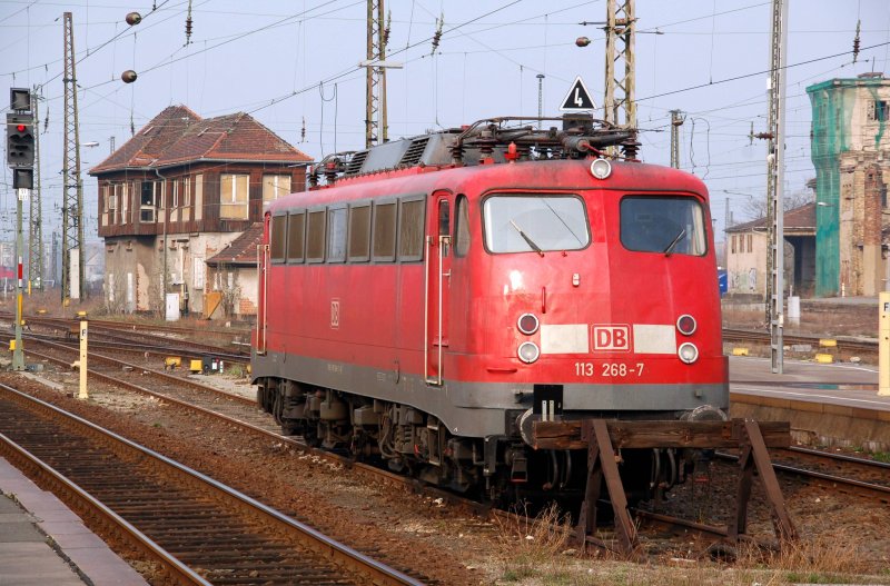 113 268 steht am 04.04.09 vor der Bahnhofshalle des Leipziger Hbf abgestellt.