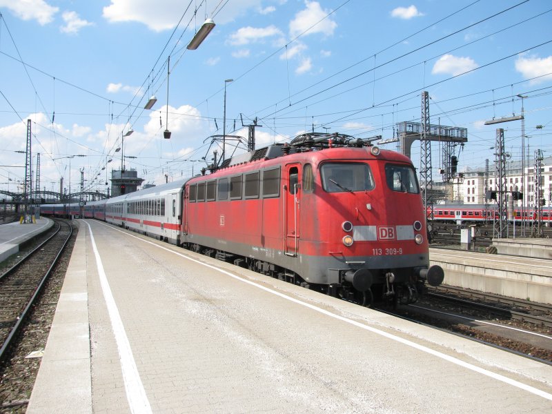 113 309-9 bei der Einfahrt in den Mnchner Hauptbahnhof am 07.04.2009