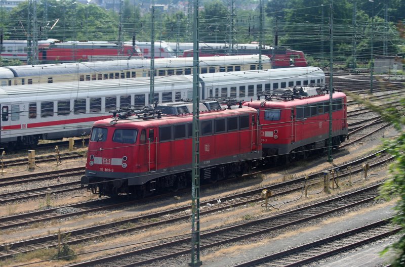 113 309-9 mit 110 200-3 abgestellt in Köln Bbf am 02.07.2008