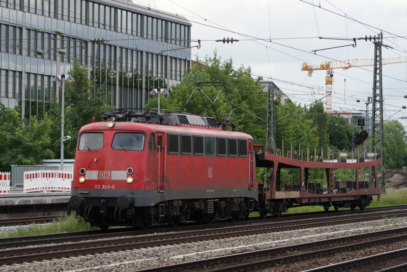 113 309-9 mit einem DB Autozugwagen in Mnchen Heimeranplattz am 30.05.09