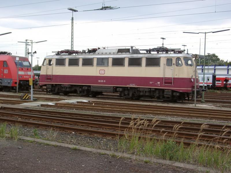 113 311 - 5 von DB Regio Mnchen (ex West) im Betriebswagenwerk Hambuzrg Langenfelde. Die Lok hat fast die Original TEE - Lackierung aus der Epoche 3.