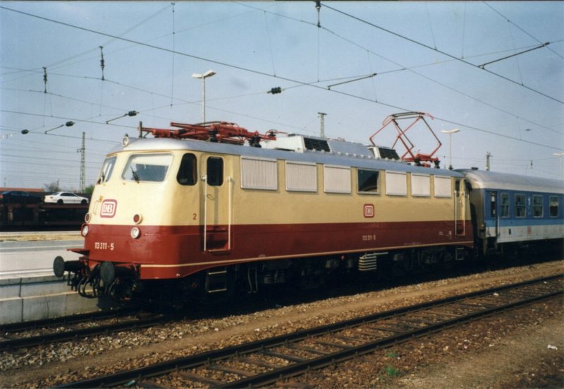 113 311 vor einem IR Hof-Kempten im Sommer 1997 in Landshut Hbf