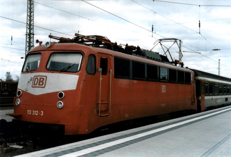 113 312 in Landshut Hbf Sommer 1997 vor einem EC Richtung Mnchen