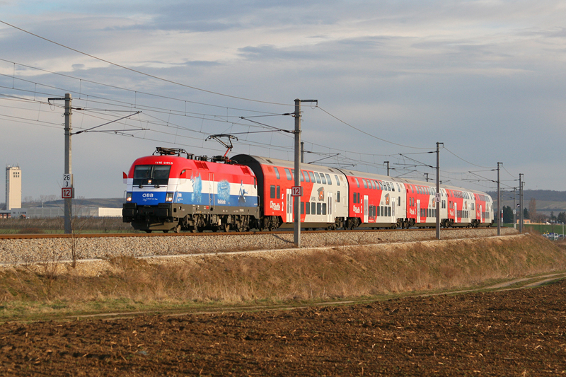 11.3.08 Auf der Laaer Ostbahn gibt es in der Fr�h 4 Z�ge, welche mit Dostos bespannt werden, im Fahrplan 2007/08 waren es der R 2911, REX 2499, R 2403 und 2405. An diesem Tag war wieder einmal eine EM Lok (diesmal Holland). Hier die 1116 041 am R 2403 von Laa an der Thaya nach Wien Westbahnhof.