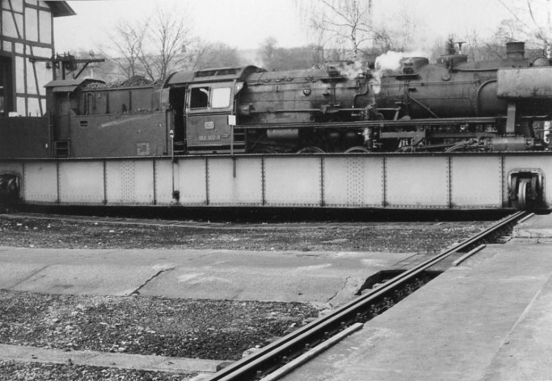 11.3.1974 050 902-5  auf der Schiebebhne der Werkstatt in Rottweil