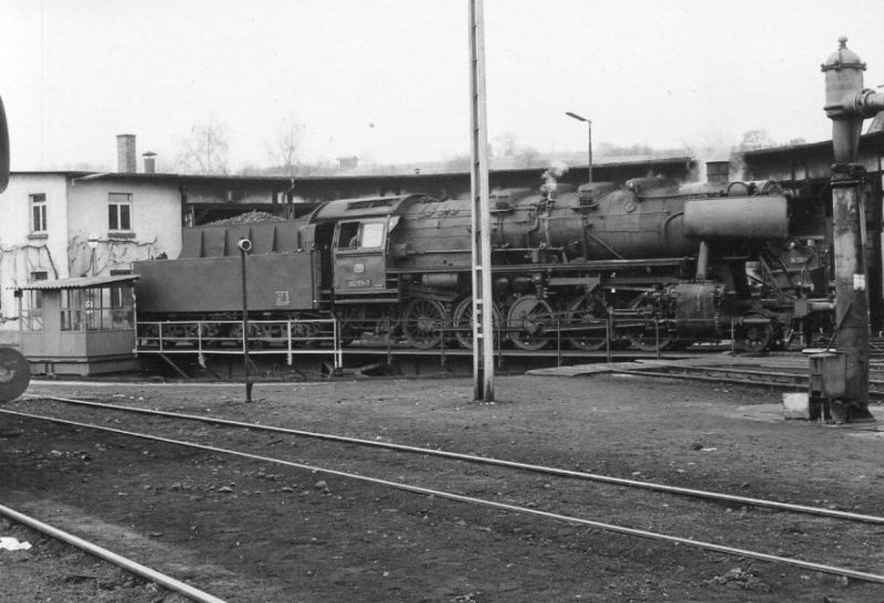 11.3.1974 051 681-5 auf der Drehscheibe im BW Rottweil