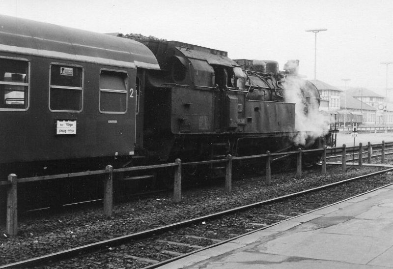 11.3.1974 078 246-8 vor Nahverkehrszug nach Villingen in Rottweil. ( Die Lokomotive trug damals sowohl die alte als auch die neue Nummer.)