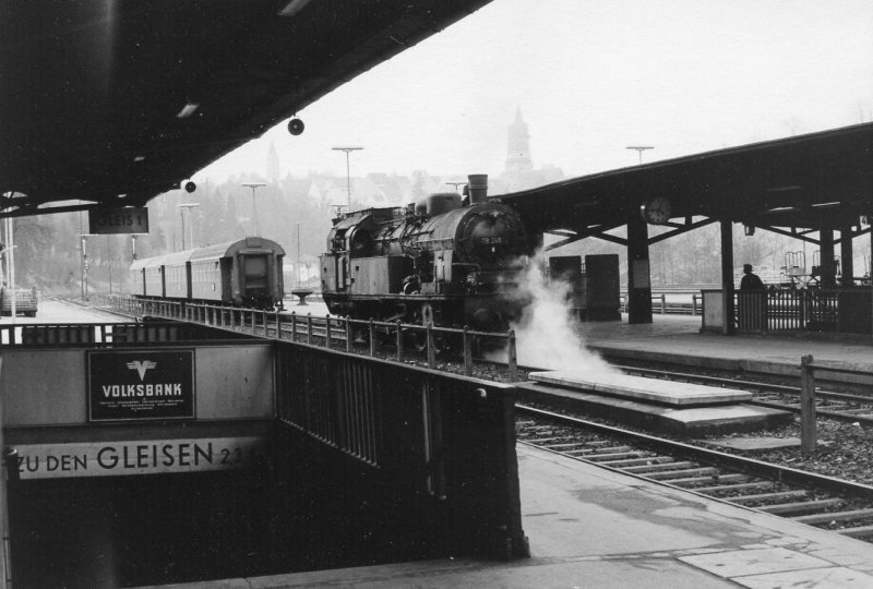 11.3.1974 Bahnhof Rottweil, 78 248 bernimmt Nahverkehrszug nach Villingen