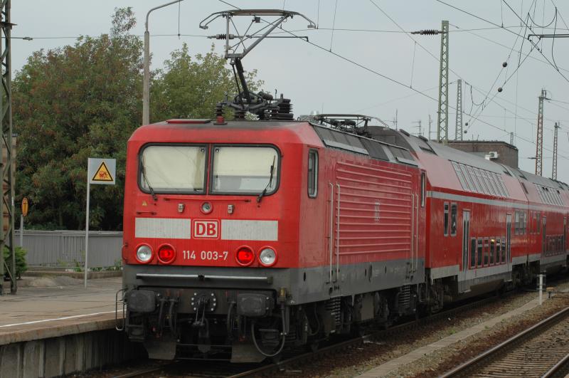 114 003-7 gerade eingefahren in Magdeburg Hbf am 14.09.2005