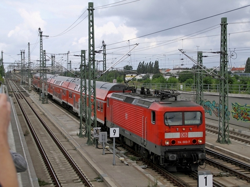 114 003-7 zieht am 11.7.2009 den RE 3 nach Elsterwerda. Hier erreicht sie die Nordeinfahrt von Berlin Hbf.