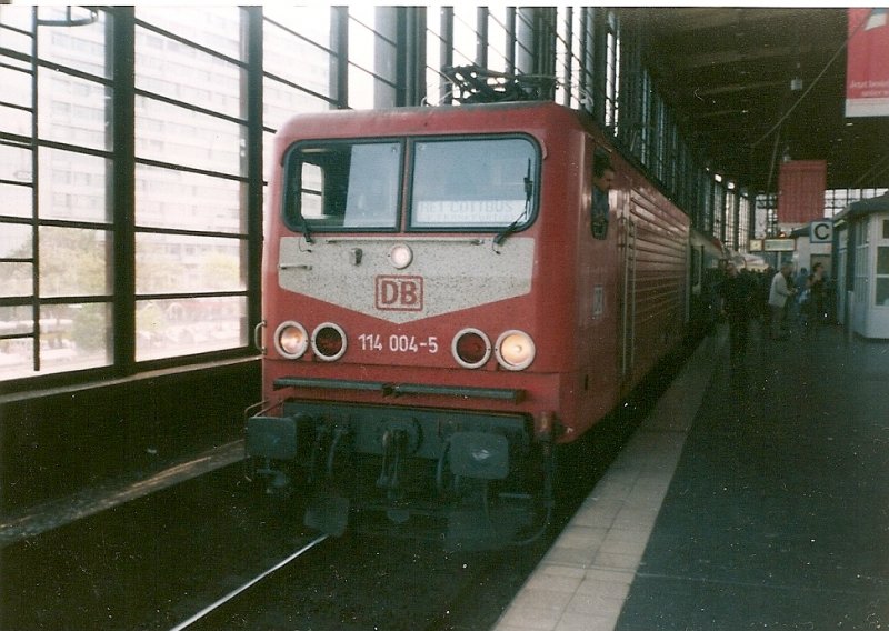 114 004 im Mai 2000 mit einem Regionalexpress nach Cottbus in Berlin  Zoologischer Garten.
