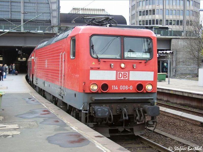 114 006-0 wartet mit einem RE1 Hamburg - Rostock in Hamburg Hbf auf ihren Abfahrauftrag.
Ostern 2004