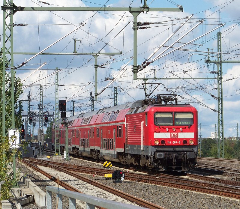 114 007-8 kommt hier mit dem RE3 (RE 38351) aus Stralsund. Sein Ziel ist Elsterwerda. Berlin Hbf(tief) den 30.08.2008