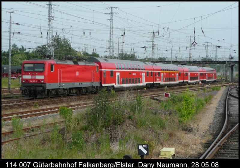114 007 mit RE5 bei der Einfahrt aus Richtung Stralsund am 28.05.08 in Falkenberg/Elster. Bild ist von einer ehemaligen Laderampe aus gemacht.