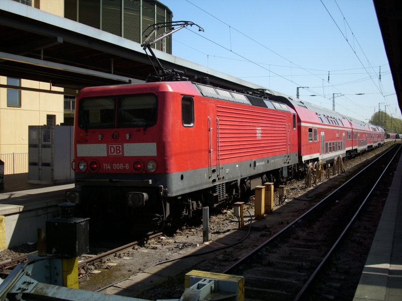 114 008 fuhr am 02.Mai 2009 diesmal als Schiebelok im RE 38355 Stralsund-Elsterwerda.Aufnahme in Stralsund Hbf.