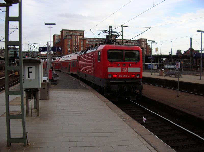 114 009-4schiebt den RE 33017 (Hamburg HBF - Rostock HBF) aus dem Hamburger Hauptbahnhof
