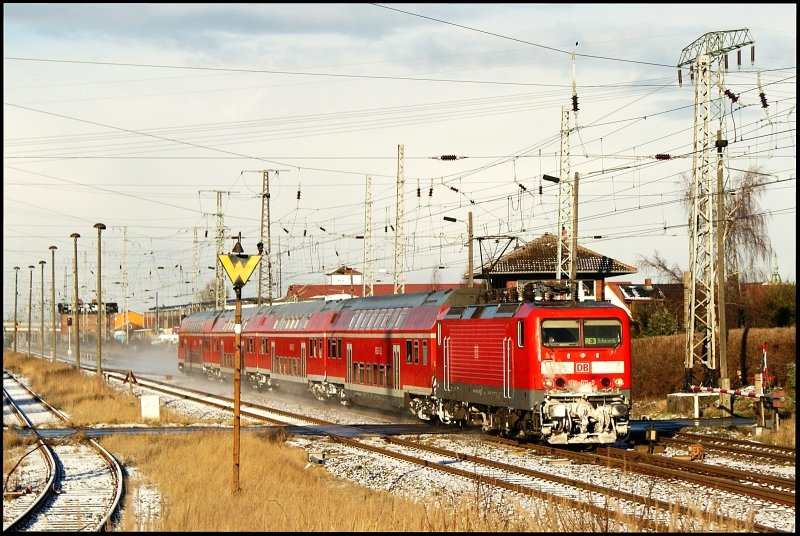 114 011-0 passiert mit RE 38353 Stralsund-Elsterwerda am 05.01.2009 den Abzweig Srg.
