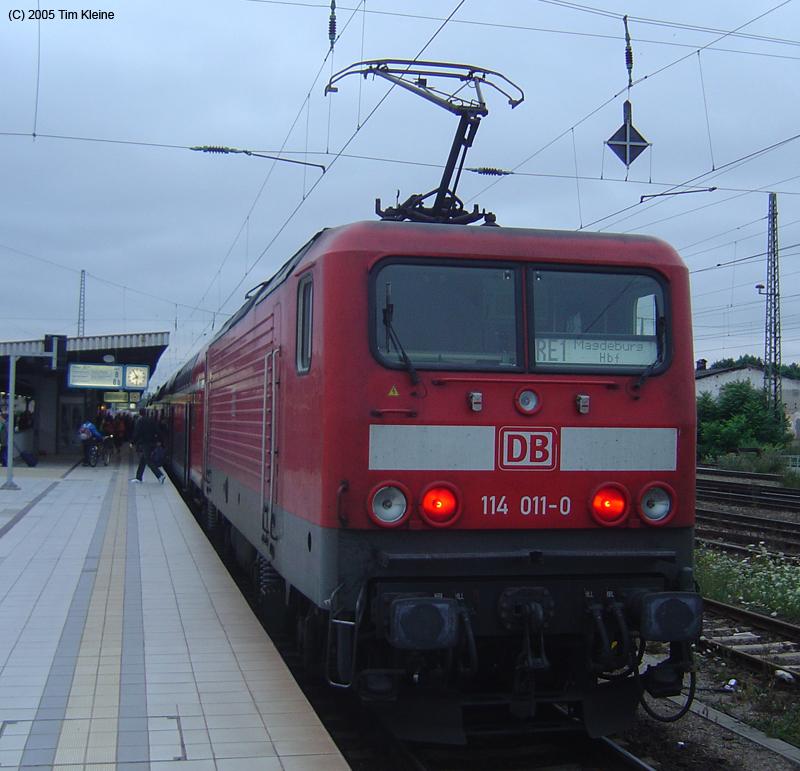114 011 steht am Abend des 22.07.2005 mit ihrem RE aus Frankfurt(Oder) in Magdeburg Hbf.