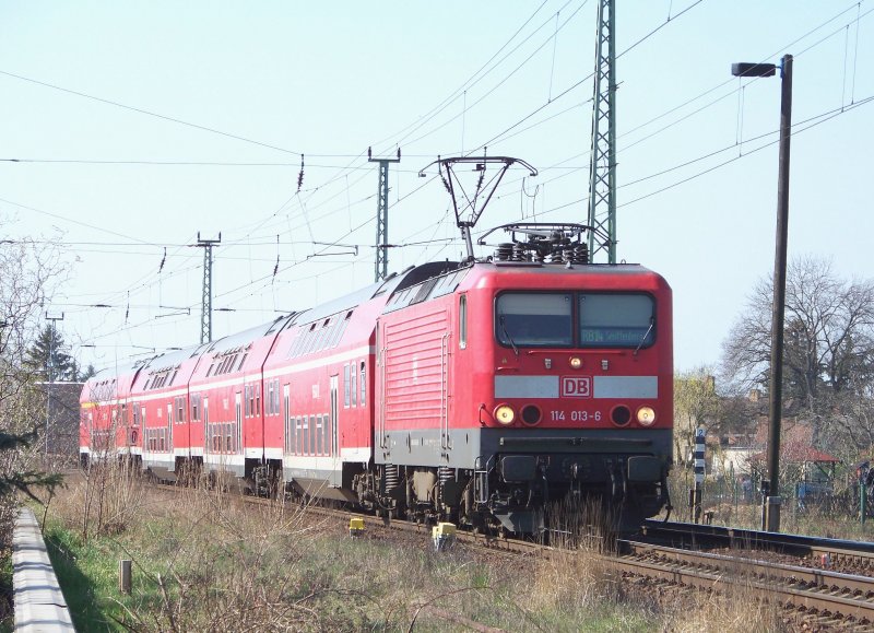 114 013-6 kommt hier mit der RB14 gleich in den Lbbenauer Bahnhof reingefahren. 03.04.2009