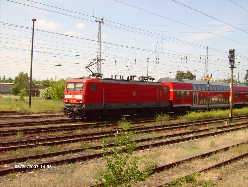 114 013 schiebt den RE1 Magdeburg in den Bahnhof Eisenhttenstadt um ihre Tour zu beginnen.20.06.07