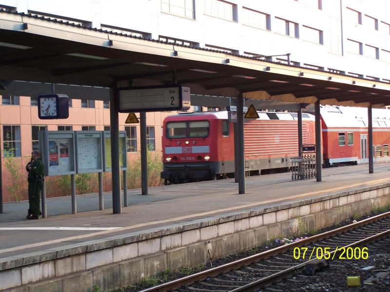 114 016 bei der Einfahrt in den Hauptbahnhof von Potsdam. Das besondere an diesem Zug ist, dass er als RE1 nicht mit RE160-Wagen fhrt.