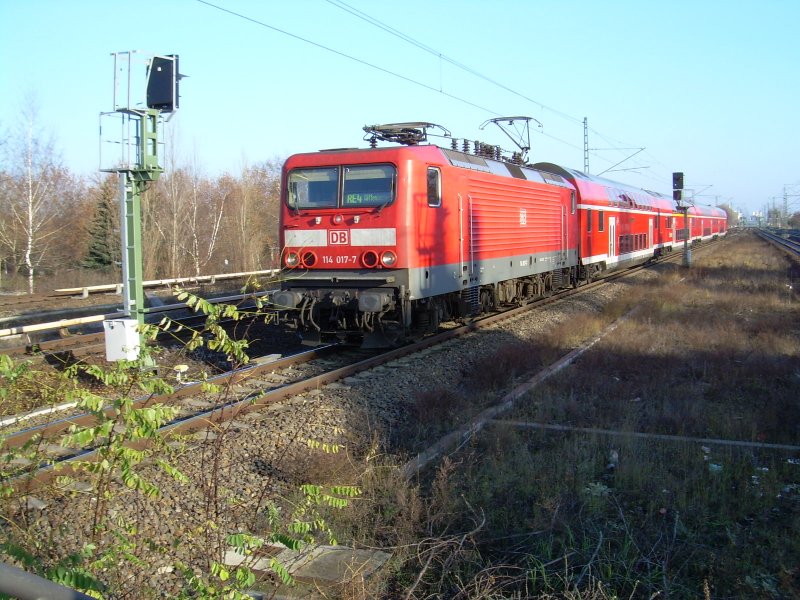114 017 mit einem RE am 2.12.2006 in Berlin Jungfernheide