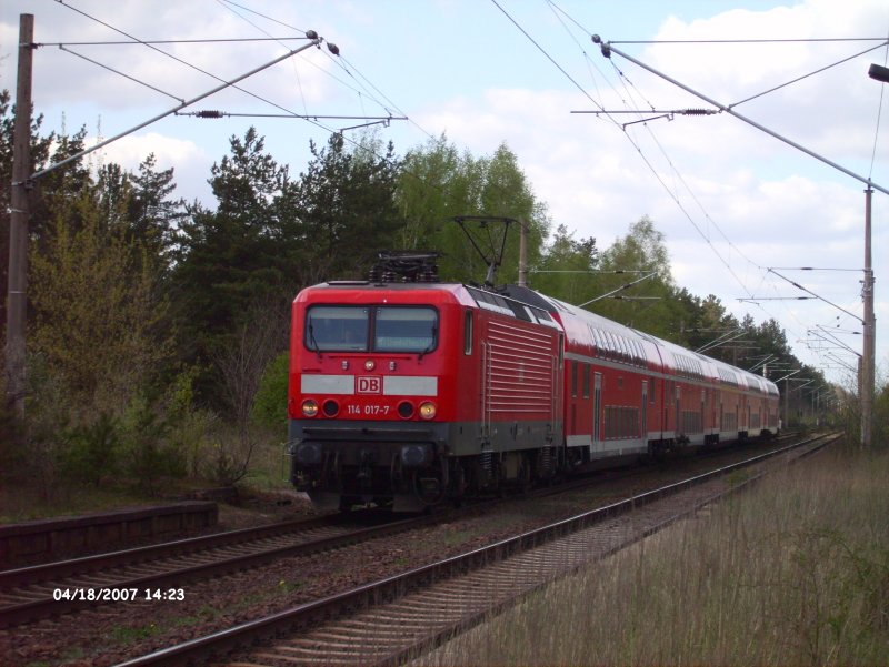 114 017 zieht den RE1 nach Eisenhttenstadt udn hat ihn gelcih erreicht.18.04.07