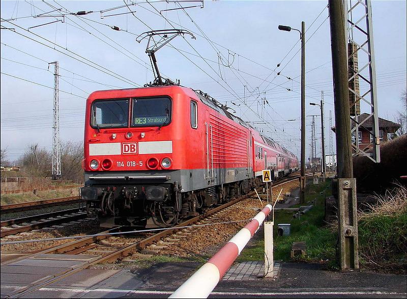 114 018-5 mit RE38342 aus Belzig,unterwegs zum Hauptbahnhof Stralsund.  (am 22.04.06) 