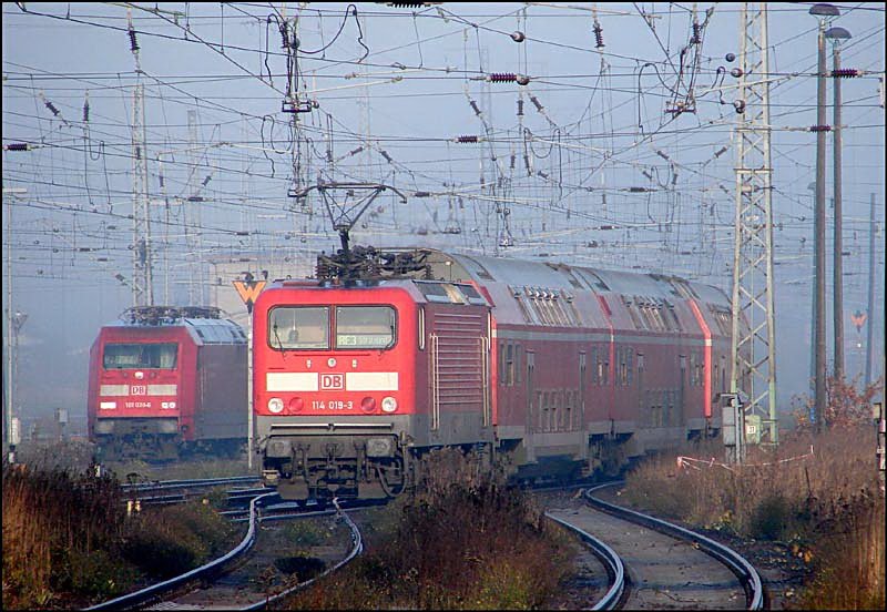 114 019-3 (schiebt RE38346 aus Elsterwerda) im Morgennebel. (Stralsund am 19.11.06)