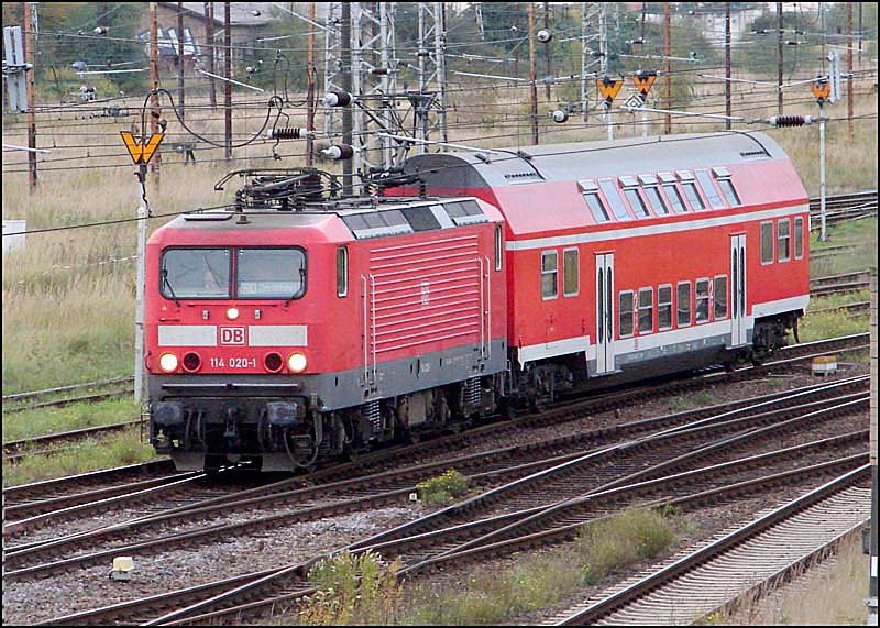 114 020-1verlsst den Hbf Stralsund in Richtung Greifswald.   (am 27.10.06) 