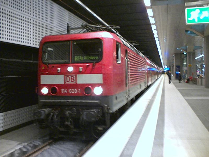 114 020 vor einem Zug der RE4 in Berlin Hauptbahnhof (tief)