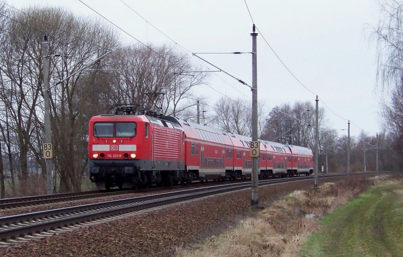 114 021-9 kommt hier mit dem RE2 hergefahren. Seine Reise ging von Berlin Gesundbrunnen nach Cottbus. 28.02.2009