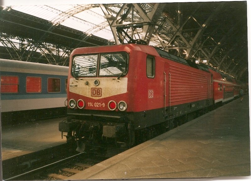 114 021 am 18.Mai 2000 in der Bahnhofshalle in Leipzig Hbf.