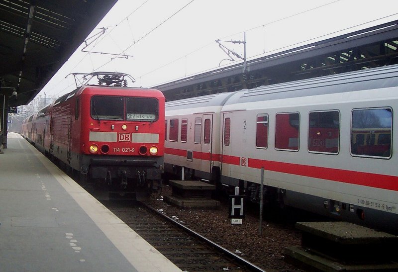 114 021 kommt hier am 30.01.2006 mit dem RE2 nach Wismar in den Bahnhof Berlin Zoologischen Garten eingefahren. Seine Reise begann damals in Cottbus.