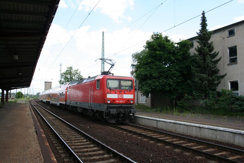 114 022-7 mit RE 38560 bei der Ausfahrt aus dem Bahnhof Guben