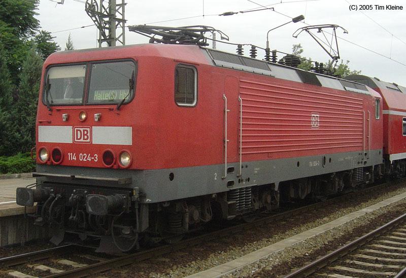 114 024 steht am 27.07.2005 mir ihrer RB nach Halle(Saale) in Magdeburg Hbf.