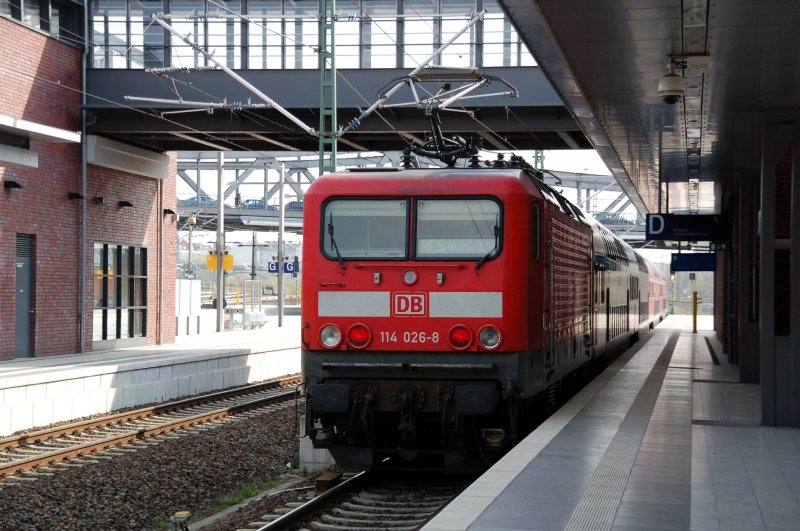114 026 steht am 09.04.09 mit dem RE nach Rostdock in Berlin Gesundbrunnen.