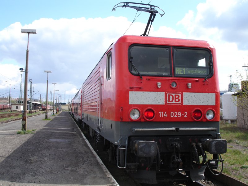 114 029 steht am 18.April 2007 zu Schulungszwecken fr das Zugpersonal von DB Regio Cottbus im Gleis 1a des Cottbusser Hbf.
Und irgendjemand hat der Zugzielanzeige gesagt das, mein Heimatbahnhof >Fangschleuse< als Zugziel anzuzeigen ist. Blo wer? 