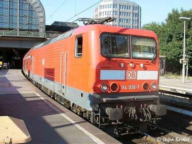 114 036-7 vor dem RE 1 nach Rostock HBF in Hamburg Hbf. Die BR 114 ist die Abwandlung der 112 fr den Nahverkehr u.a. mit Zugzielanzeige.