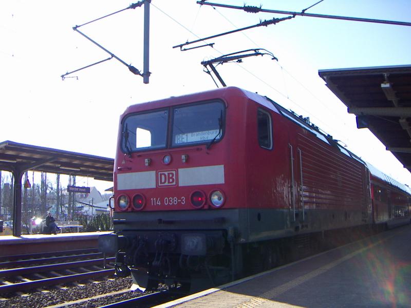 114 038-3 in Werder/Havel mit einem RE160 Zug am 21.3.05