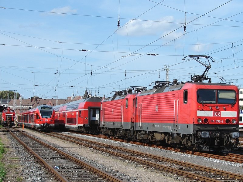 114 038 rangiert die defekte 114 037 im Bahnhof Stralsund. Die 114 037 wurde dann an 233 204 gehangen und dann nach Rostock berfhrt, whrend 114 038 sich an die Regioeinheit setzte. (04.09.08) 